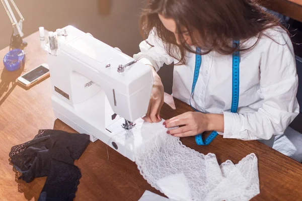 Joven diseñador de moda costura encaje delicado —  Fotos de Stock