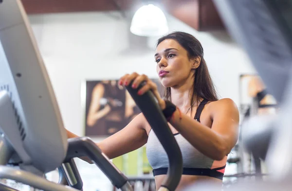 Mujer en forma haciendo ejercicio en el entrenador de caminantes —  Fotos de Stock