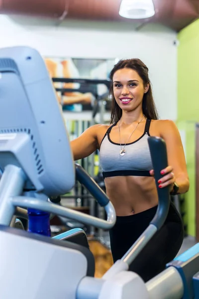 Fit woman in gym — Stock Photo, Image
