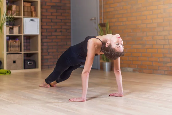 Frau macht Yoga-Übungen — Stockfoto