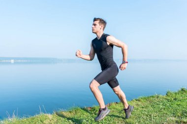 Sabah çalışan genç koşucu