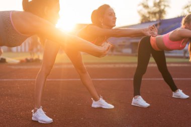 genç kadınlar birlikte germe