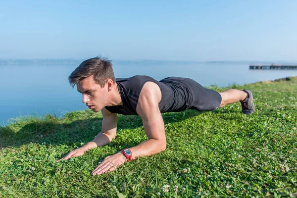 Ajuste o homem que faz o exercício principal da prancha — Fotografia de Stock