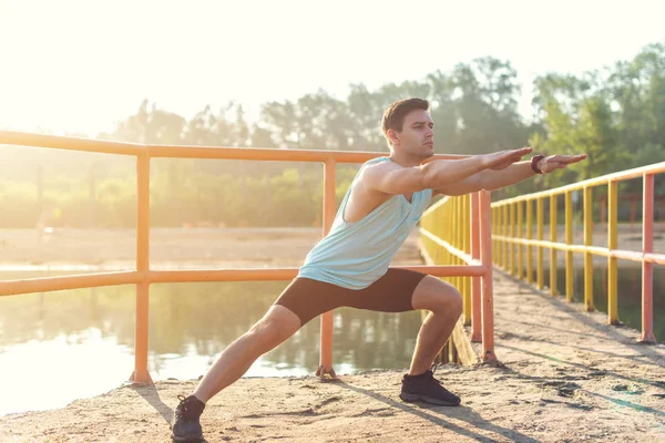 Fitnesssportler wärmt Beine auf — Stockfoto