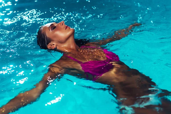 Ung brunett kvinna i poolen — Stockfoto