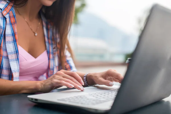 Mãos femininas digitando em um teclado de laptop — Fotografia de Stock