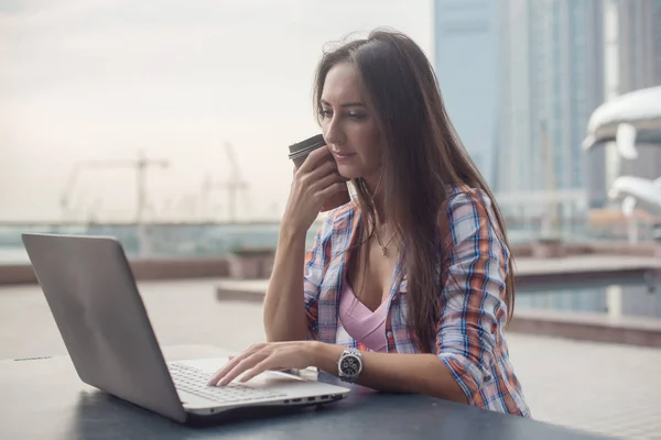 Jovem mulher usando laptop — Fotografia de Stock