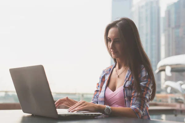 Mujer joven usando un ordenador portátil — Foto de Stock