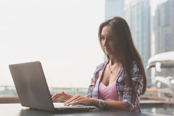 Mujer joven usando un ordenador portátil —  Fotos de Stock