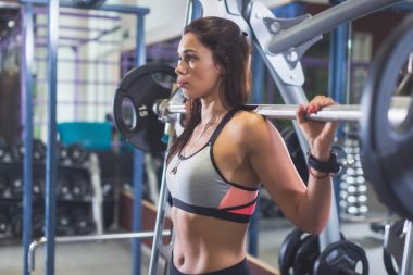 Uygun kadın barbell ile ağız kavgası yapıyor