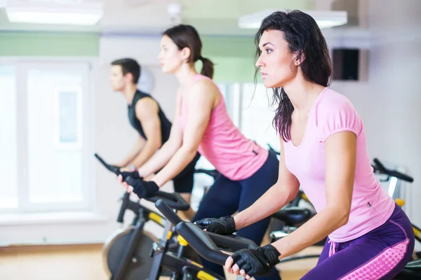 Grupa szkolenia osób rowerowych w siłowni — Zdjęcie stockowe