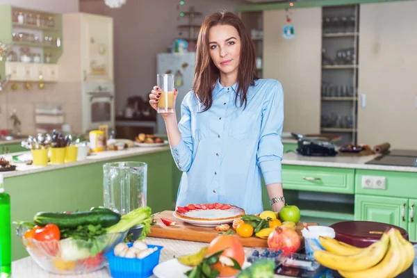 Mujer joven delgada de pie en la cocina — Foto de Stock