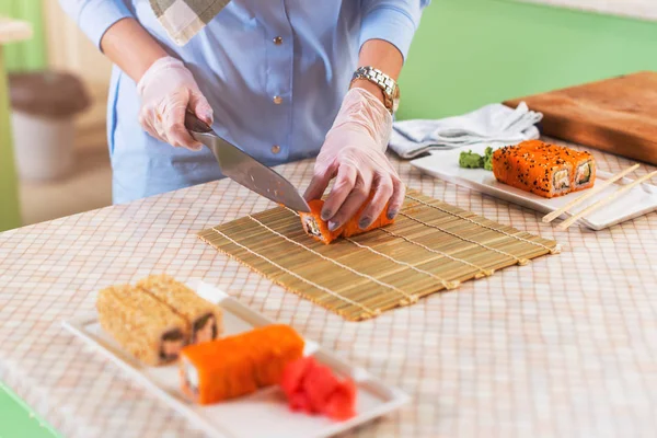 Žena vaření japonské sushi rohlíky — Stock fotografie