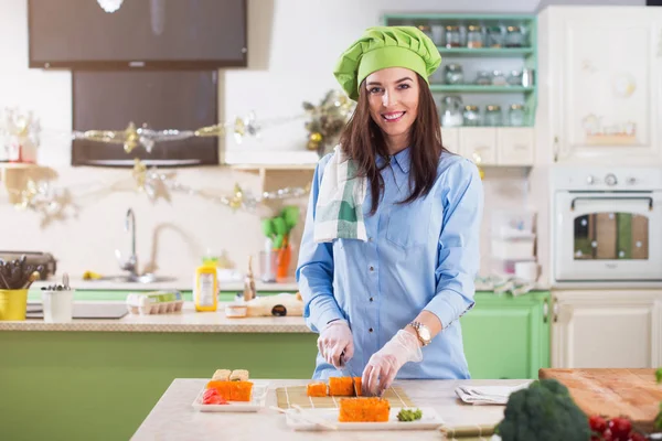 Žena šéfkuchař připravující japonské sushi rohlíky — Stock fotografie