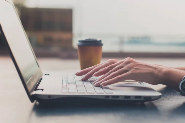 Manos femeninas escribiendo en un teclado portátil —  Fotos de Stock