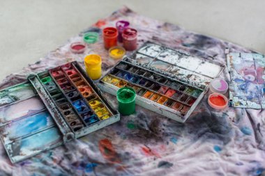Suluboya aquarelle boya kutusunda paleti
