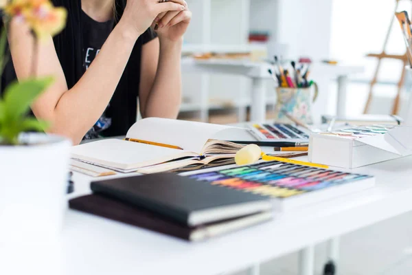 Close-up hoekmening van een vrouwelijke schilder ontwerp op schetsboek met behulp van potlood tekening. Kunstenaar schetsen in van kunststudio met kleurpotloden set. — Stockfoto