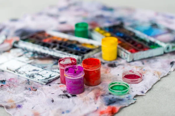 Aquarellfarben im Karton mit Palette — Stockfoto