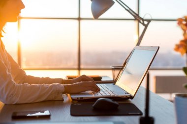 Kadın teleworker manifatura dizüstü bilgisayar ve Internet, online çalışma kullanarak. Evde ofis, yazarak freelancer iş yeri.