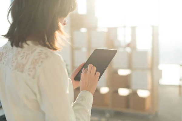 Frauenhände halten Tablet-PC, tippen mit Touchscreen und WLAN-Internet — Stockfoto