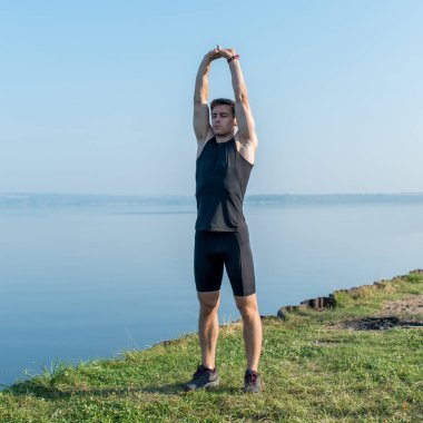Atletik adam sabah çalıştırmak sırasında ısınma uygun.