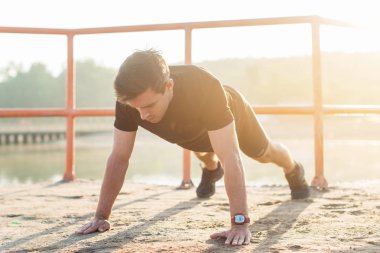 Formda adam antrenmana başlamadan önce ısınma egzersizi yapıyor..