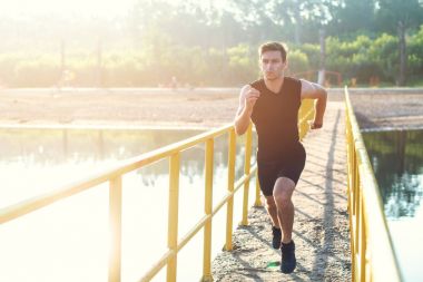 Koşucu sabah açık havada egzersiz çalışma dışarı sportif genç adam.