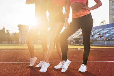 Güzel bacaklar üç atlet kadınlar Stadyumu'nda uygun.