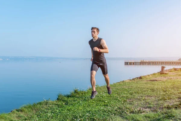 Unga jogger körs i morgon idrottsman löpare tränar cardio. — Stockfoto