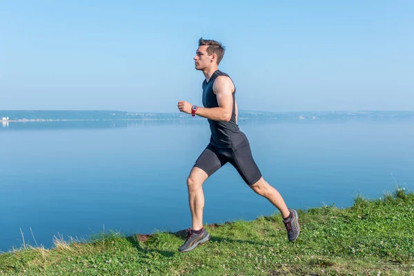 Fit homme entraînement cardio faire de l'exercice de course à l'air frais . — Photo