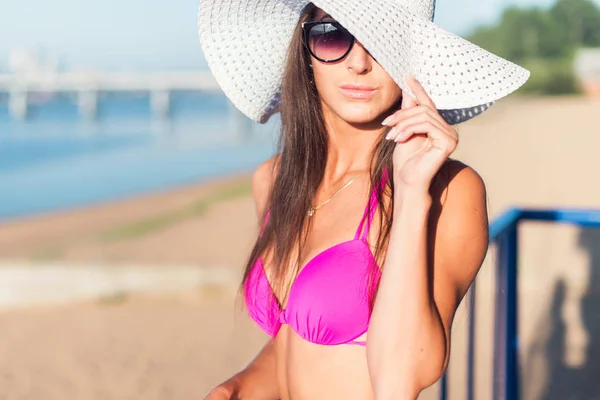 Jonge vrouw poseren in bikini op het strand een zomerdag — Stockfoto