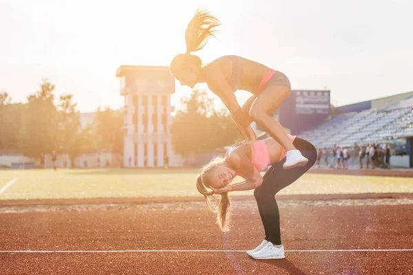 飛躍のカエルを再生スタジアムで女性に合う. — ストック写真