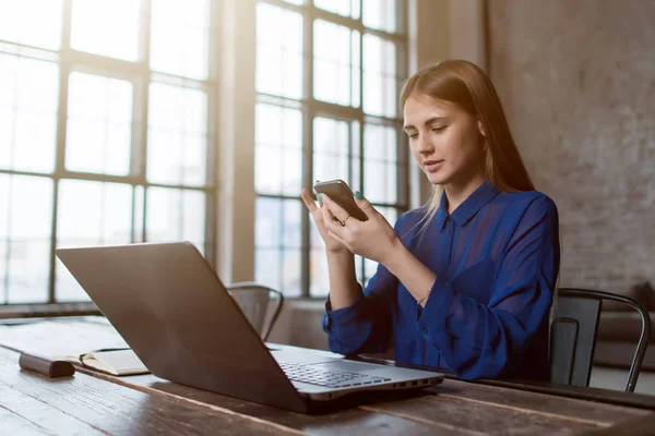 Mujer enviando mensajes en la aplicación móvil en su teléfono inteligente. Estudiante aprendiendo en línea preparándose para el examen —  Fotos de Stock