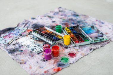 Suluboya aquarelle boya kutusunda paleti
