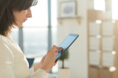 tablet pc, yazarak, touchscreen ve wi-fi kullanarak tutan eller Internet
