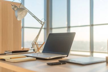 Yan görünümü resmi stüdyo çalışma alanı ile boş defter, laptop. Rahat çalışma tablosu, ev ofis.