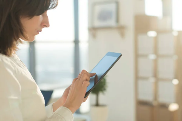 Manos femeninas sosteniendo la tableta PC, escribiendo, utilizando pantalla táctil e internet wi-fi —  Fotos de Stock