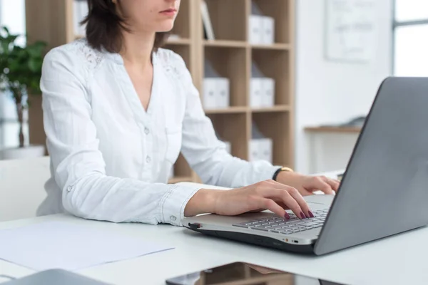 Empresária digitando no laptop no local de trabalho Mulher trabalhando no teclado da mão do escritório — Fotografia de Stock