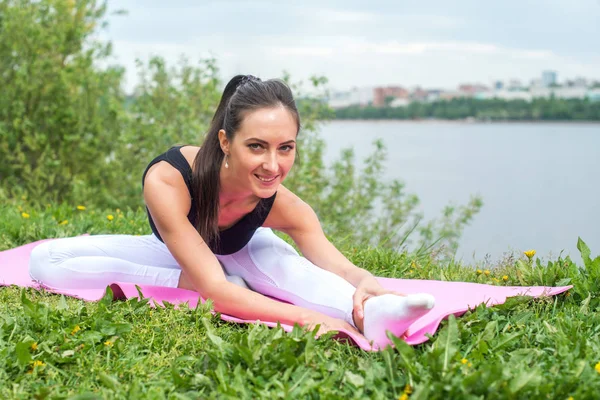 Donna in forma stretching gambe e schiena street training, fitness, sport — Foto Stock
