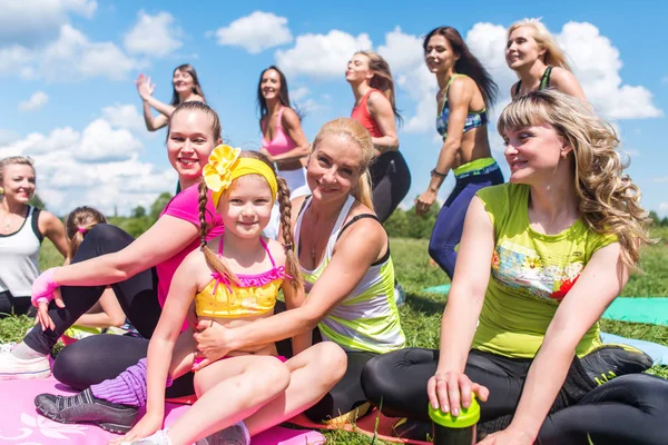 Grupp av vänner att ha kul i en park på solig dag. — Stockfoto