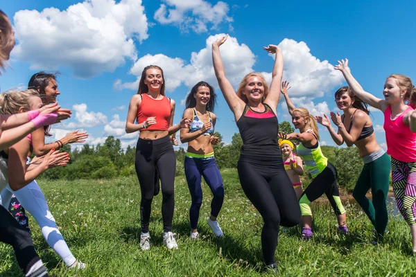 Groupe de coureuses en forme finissant Les gens applaudissent . — Photo