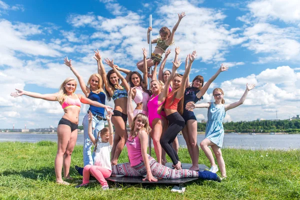 Ritratto di donne in piedi vicino pilone posa, divertirsi. Squadra sportiva polacca . — Foto Stock