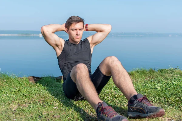 Homem de fitness fazendo sit ups e crostas exercitando músculos abdominais . — Fotografia de Stock