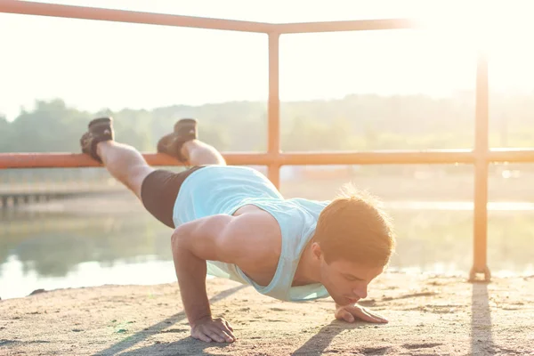 Χωράει ο άνθρωπος που εργάζονται έξω κάνει push-ups άσκηση σε εξωτερικούς χώρους — Φωτογραφία Αρχείου