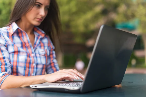 Close-up shot van vrouwelijke handen typen op een laptop toetsenbord — Stockfoto