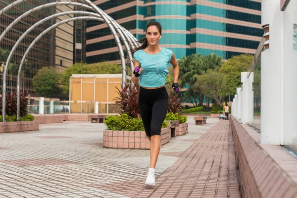 Vonzó sportos fiatal nő fut a járdán — Stock Fotó