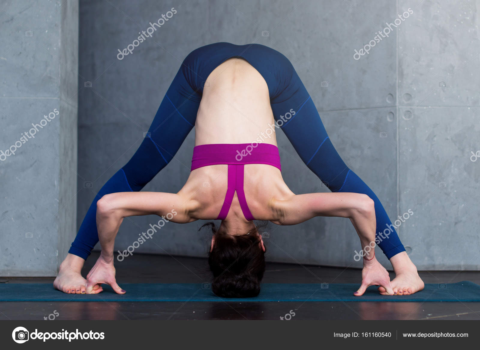 Visão frontal completa da jovem esportiva praticando ioga fazendo postura  de curvatura para a frente, Prasarita Padottanasana, trabalhando em  ambientes fechados — Foto © undrey #161160540, image size:1600x1168