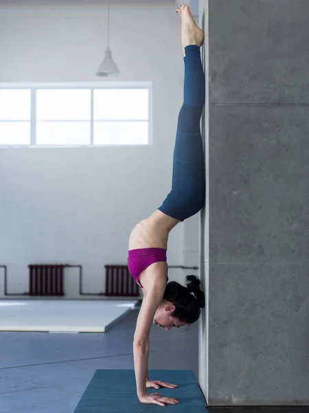 Chica de yoga haciendo soporte de manos con ejercicio backbend en el gimnasio —  Fotos de Stock