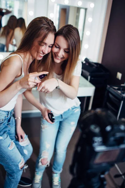 Dos hermanas probando crema de producto de fundación registrando una nueva guía de aplicación de maquillaje para su vlog de belleza —  Fotos de Stock