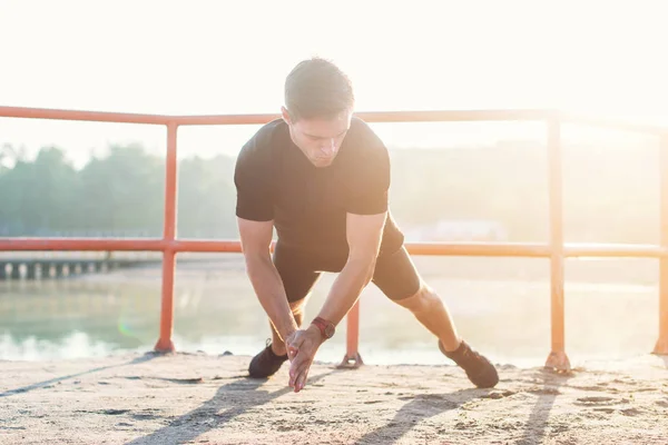 Fitnessmann macht klatschende Liegestütze und trainiert intensiv im Freien. — Stockfoto